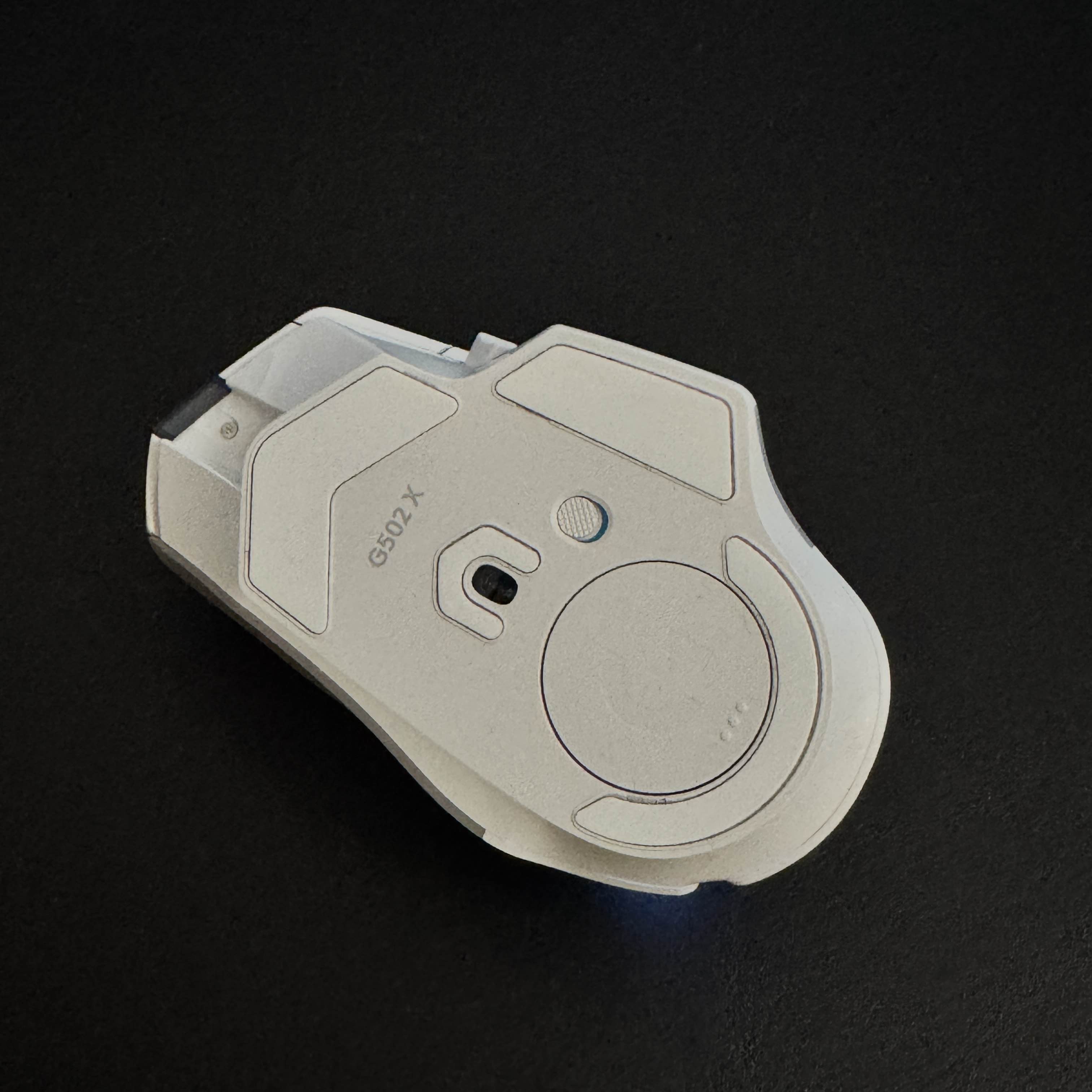 And when it's on, it shows green under the switch. I know it seems pretty basic, but I remember when I first got it, I was actually surprised that it had this small detail. Even other similarly-priced mice I've used don't have this feature.