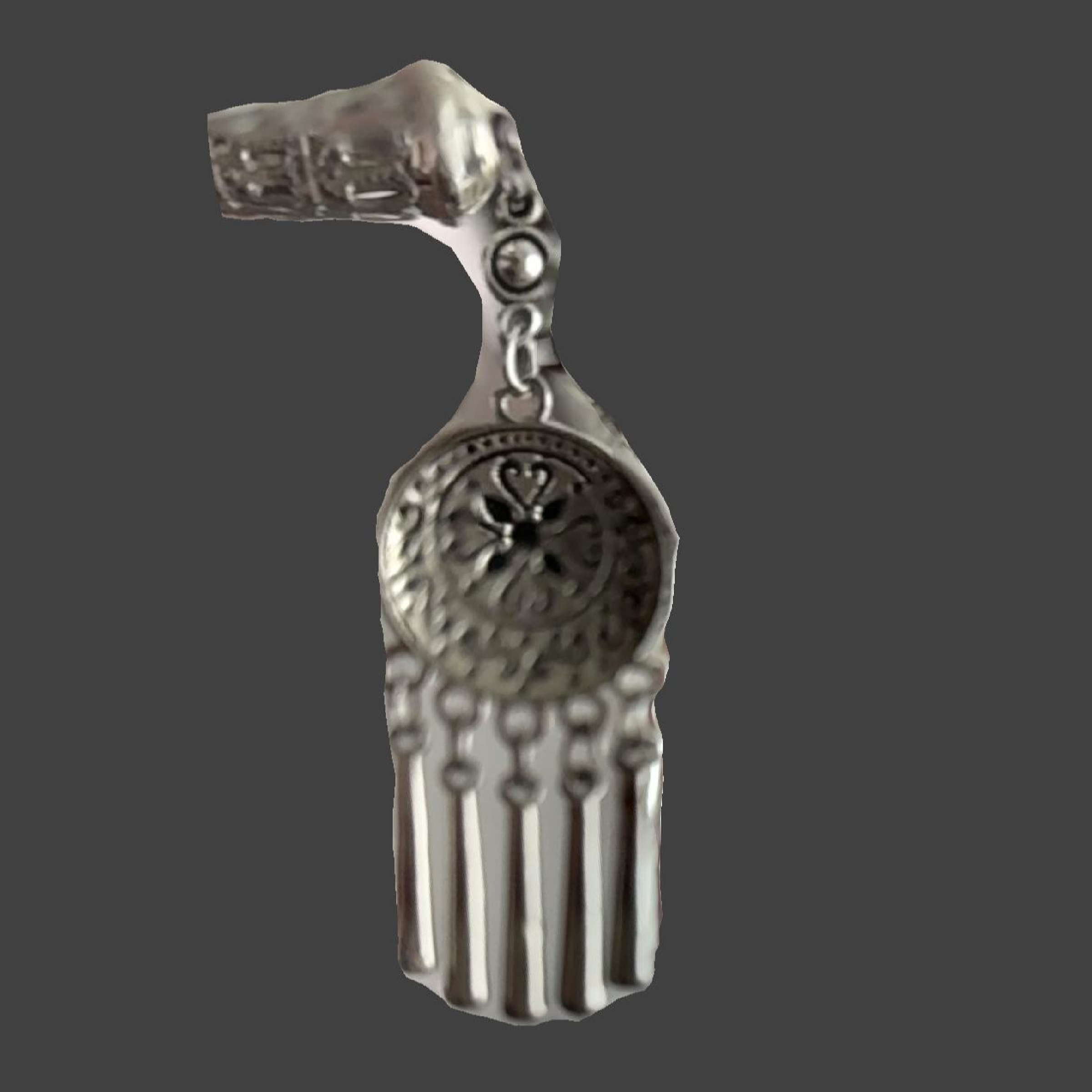 It's super blurry and the chain detailing is terrible.